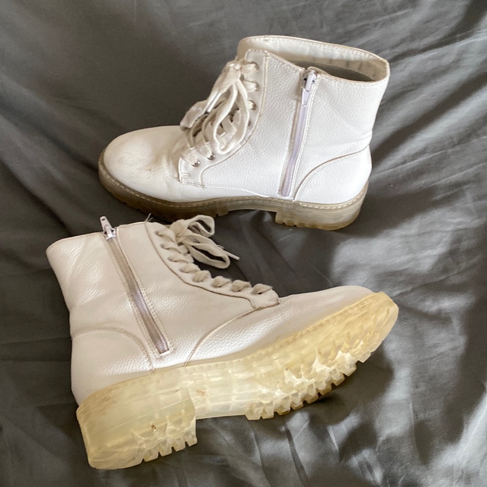 These boots are in such good shape and they are size 7 1/2 in women’s